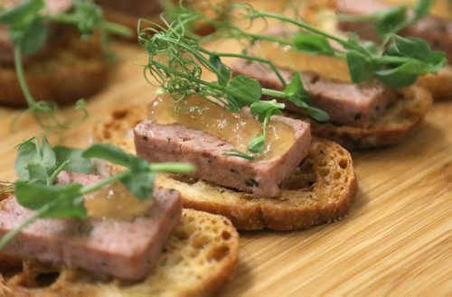 JASON HALSTEAD / WINNIPEG FREE PRESS

Pork liver pâté from Frères Jacques Specialty Patés served up on crostini during the 12th Great Manitoba Food Fight on Sept. 19, 2018 at De Lucas Cooking Studio. (See Social Page)