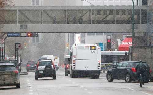 JOHN WOODS / WINNIPEG FREE PRESS
Traffic on Fort Street photographed Monday, October 15, 2018. Vote Open, the coalition in favour of opening Portage and Main to pedestrians, claims it has a solution to ease traffic flow if the intersection is reopened. The group is proposing opening a north-south transit corridor along Fort Street.