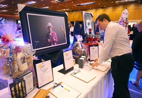 JASON HALSTEAD / WINNIPEG FREE PRESS

Attendees check out silent auction items at the Canadian Cancer Society's Daffodil Gala on Sept. 28, 2018 at the RBC Convention Centre Winnipeg. (See Social Page)