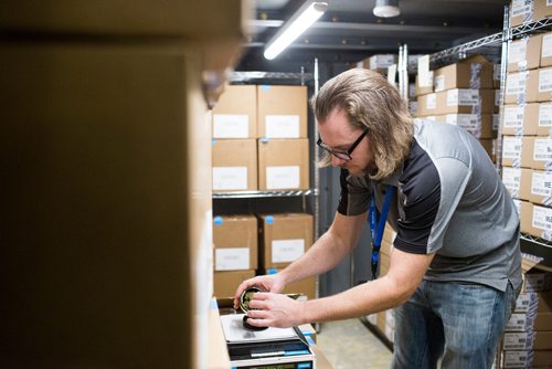 MIKAELA MACKENZIE / WINNIPEG FREE PRESS
Donnie Smith, assistant manager, weights out cannabis to put into jars for the sensory bar at the Delta 9 cannabis store in Winnipeg on Tuesday, Oct. 16, 2018. 
Winnipeg Free Press 2018.