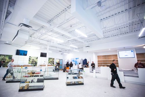 MIKAELA MACKENZIE / WINNIPEG FREE PRESS
Delta 9 cannabis store prepares for opening day in Winnipeg on Tuesday, Oct. 16, 2018. 
Winnipeg Free Press 2018.