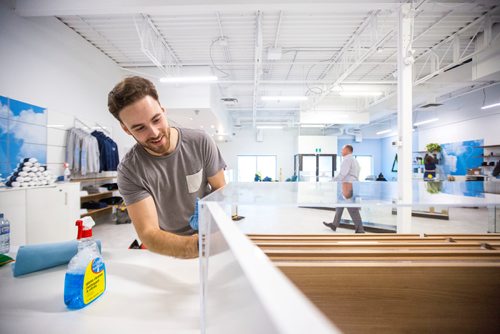 MIKAELA MACKENZIE / WINNIPEG FREE PRESS
Nathan McMullin cleans the sensory bar display case as Delta 9 cannabis store prepares for opening day in Winnipeg on Tuesday, Oct. 16, 2018. 
Winnipeg Free Press 2018.