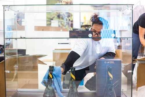 MIKAELA MACKENZIE / WINNIPEG FREE PRESS
Ruel Bantados stocks glassware display cases as the Delta 9 cannabis store prepares for opening day in Winnipeg on Tuesday, Oct. 16, 2018. 
Winnipeg Free Press 2018.