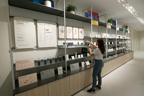 JOHN WOODS / WINNIPEG FREE PRESS
Lisa Soparlo, design manager for the cannabis store, Tokyo Smoke, sets up product on shelving Tuesday, October 16, 2018 prior to opening tomorrow when cannabis becomes legal in Canada.