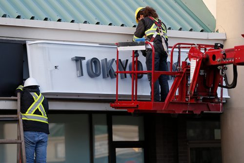 JOHN WOODS / WINNIPEG FREE PRESS
Signage is installed at the cannabis store, Tokyo Smoke, Tuesday, October 16, 2018 and will be opening tomorrow when cannabis becomes legal in Canada.