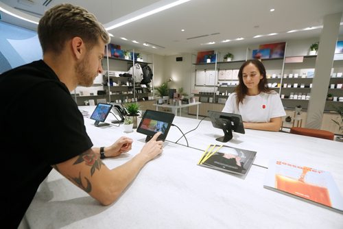 JOHN WOODS / WINNIPEG FREE PRESS
Kevin Starke, retail training manager and Lisa Soparlo, design manager for the cannabis store, Tokyo Smoke, set up tablets at the store's education centre Tuesday, October 16, 2018 prior to opening tomorrow when cannabis becomes legal in Canada.