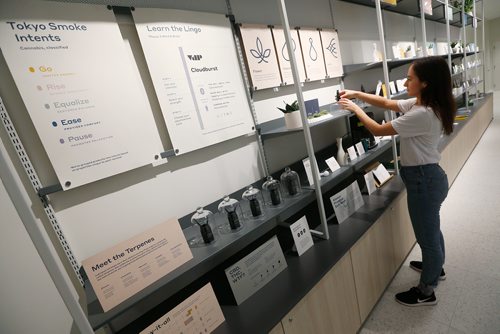 JOHN WOODS / WINNIPEG FREE PRESS
Lisa Soparlo, design manager for the cannabis store, Tokyo Smoke, sets up product on shelving Tuesday, October 16, 2018 prior to opening tomorrow when cannabis becomes legal in Canada.