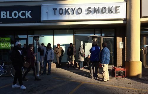 MIKE DEAL / WINNIPEG FREE PRESS
About half a dozen people stand outside Tokyo Smoke waiting for a chance to be some of the first in Winnipeg to be able to purchase recreational cannabis legally now that the laws have been changed. 
181017 - Wednesday, October 17, 2018.