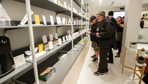 MIKE DEAL / WINNIPEG FREE PRESS
The first customers at Tokyo Smoke talk to customer representatives about the various strains of cannabis that are available on the first day that it can be sold legally in Canada.
181017 - Wednesday, October 17, 2018.