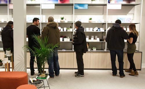 MIKE DEAL / WINNIPEG FREE PRESS
The first customers at Tokyo Smoke talk to customer representatives about the various strains of cannabis that are available on the first day that it can be sold legally in Canada.
181017 - Wednesday, October 17, 2018.