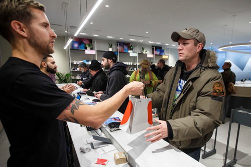 MIKE DEAL / WINNIPEG FREE PRESS
Jeremy makes his first purchase at Tokyo Smoke on the first day that cannabis can be sold legally in Canada.
181017 - Wednesday, October 17, 2018.