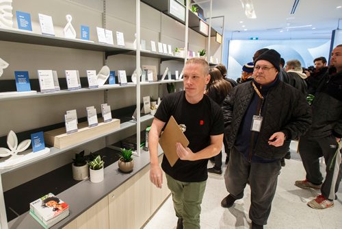 MIKE DEAL / WINNIPEG FREE PRESS
The first customers at Tokyo Smoke talk to customer representatives (store manager Andrew Sniatkowski) about the various strains of cannabis that are available on the first day that it can be sold legally in Canada.
181017 - Wednesday, October 17, 2018.