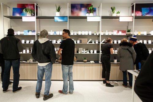 MIKE DEAL / WINNIPEG FREE PRESS
The first customers at Tokyo Smoke talk to customer representatives about the various strains of cannabis that are available on the first day that it can be sold legally in Canada.
181017 - Wednesday, October 17, 2018.