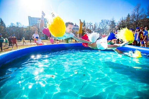 MIKAELA MACKENZIE / WINNIPEG FREE PRESS
Students from the Asper School of Business jump into an icy pool to raise money for the United Way at the University of Manitoba in Winnipeg on Thursday, Oct. 18, 2018. 
Winnipeg Free Press 2018.