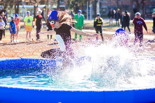 MIKAELA MACKENZIE / WINNIPEG FREE PRESS
Sara Castles jumps into an icy pool to raise money for the United Way at the University of Manitoba in Winnipeg on Thursday, Oct. 18, 2018. 
Winnipeg Free Press 2018.