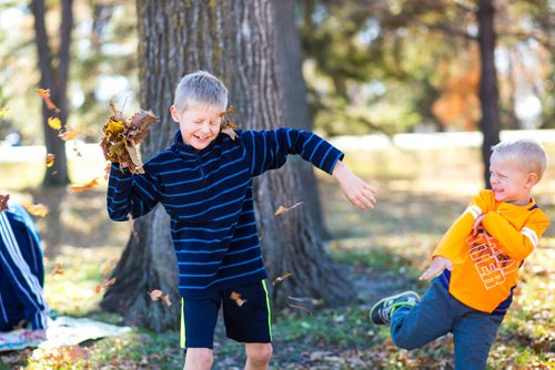 MIKAELA MACKENZIE / WINNIPEG FREE PRESS
Toby Wohlgemut (left) and his brother, Eddy, throw leaves at each other in St. Vital Park in Winnipeg on Thursday, Oct. 18, 2018. 
Winnipeg Free Press 2018.