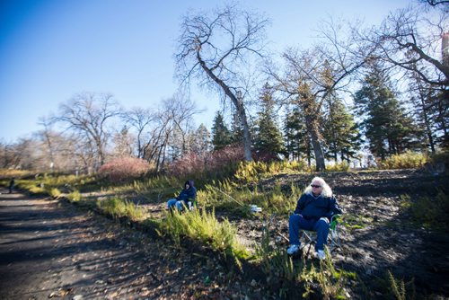 MIKAELA MACKENZIE / WINNIPEG FREE PRESS
Ron Tachnak (right) and his son René enjoy the beautiful weather fishing on the Red River in St. Vital Park in Winnipeg on Thursday, Oct. 18, 2018. 
Winnipeg Free Press 2018.