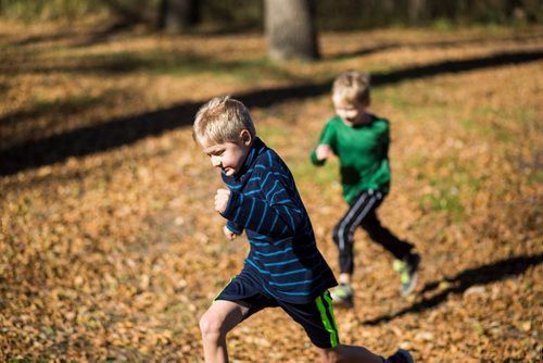 MIKAELA MACKENZIE / WINNIPEG FREE PRESS
Toby Wohlgemut (left), and his brother, Siggy, explore St. Vital Park in Winnipeg on Thursday, Oct. 18, 2018. 
Winnipeg Free Press 2018.