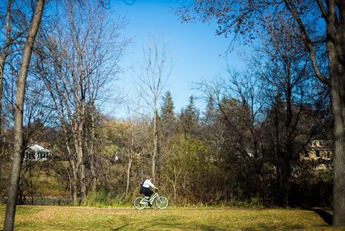 MIKAELA MACKENZIE / WINNIPEG FREE PRESS
People enjoy the beautiful weather in St. Vital Park in Winnipeg on Thursday, Oct. 18, 2018. 
Winnipeg Free Press 2018.