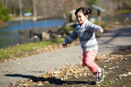 MIKAELA MACKENZIE / WINNIPEG FREE PRESS
Jihan Quan, three, chases geese in St. Vital Park in Winnipeg on Thursday, Oct. 18, 2018. 
Winnipeg Free Press 2018.