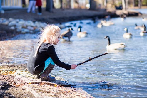 MIKAELA MACKENZIE / WINNIPEG FREE PRESS
Sienna Voth, five, plays in the water in St. Vital Park in Winnipeg on Thursday, Oct. 18, 2018. 
Winnipeg Free Press 2018.