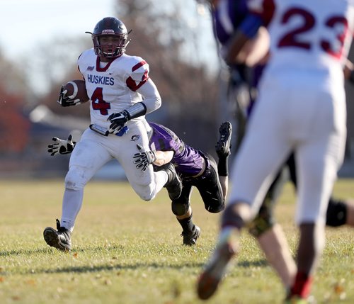 TREVOR HAGAN / WINNIPEG FREE PRESS
Sturgeon Heights Huskies quarterback, Kiran Jayabalan (4), carrying the ball in front of Vincent Massey Brandon Kristjen Frederickson (57), Thursday, October 18, 2018. sports agate