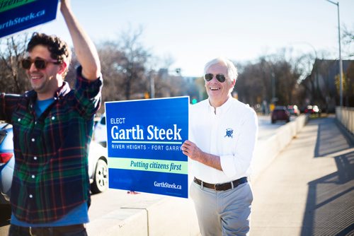 MIKAELA MACKENZIE / WINNIPEG FREE PRESS
Garth Steek (right) campaigns with his son, Harrison Steek, on the Maryland Bridge in Winnipeg on Thursday, Oct. 18, 2018. 
Winnipeg Free Press 2018.