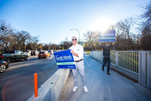 MIKAELA MACKENZIE / WINNIPEG FREE PRESS
Garth Steek (left) campaigns with his son, Harrison Steek, on the Maryland Bridge in Winnipeg on Thursday, Oct. 18, 2018. 
Winnipeg Free Press 2018.