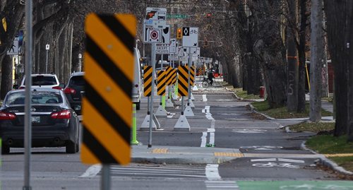 MIKE DEAL / WINNIPEG FREE PRESS
Cyclists use the new bike lane on McDermot Avenue Friday afternoon. 
181019 - Friday, October 19, 2018