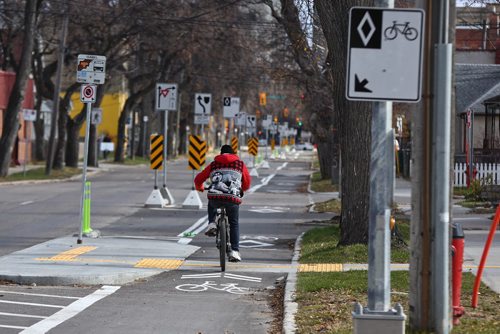 MIKE DEAL / WINNIPEG FREE PRESS
Cyclists use the new bike lane on McDermot Avenue Friday afternoon. 
181019 - Friday, October 19, 2018