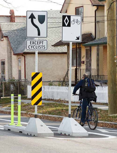 MIKE DEAL / WINNIPEG FREE PRESS
Cyclists use the new bike lane on McDermot Avenue Friday afternoon. 
181019 - Friday, October 19, 2018.