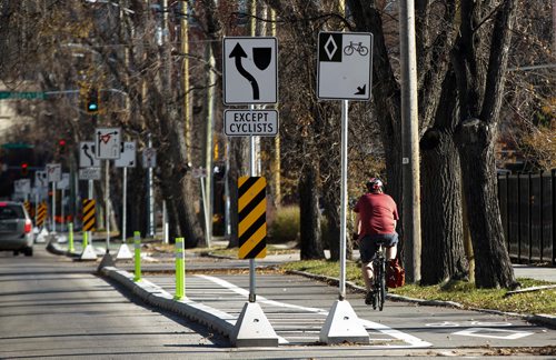 MIKE DEAL / WINNIPEG FREE PRESS
Cyclists use the new bike lane on McDermot Avenue Friday afternoon. 
181019 - Friday, October 19, 2018.