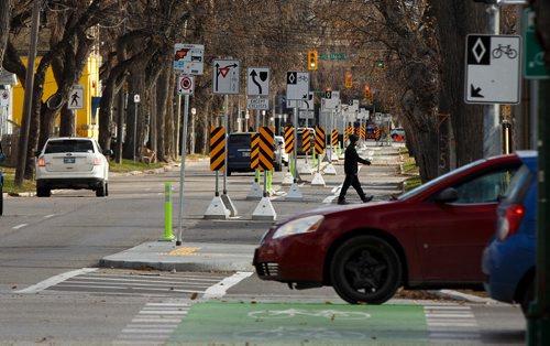 MIKE DEAL / WINNIPEG FREE PRESS
The new bike lane signs running down McDermot Avenue. 
181019 - Friday, October 19, 2018.