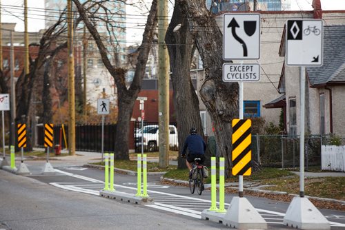 MIKE DEAL / WINNIPEG FREE PRESS
Cyclists use the new bike lane on McDermot Avenue Friday afternoon. 
181019 - Friday, October 19, 2018.