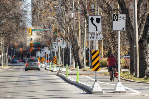 MIKE DEAL / WINNIPEG FREE PRESS
Cyclists use the new bike lane on McDermot Avenue Friday afternoon. 
181019 - Friday, October 19, 2018.