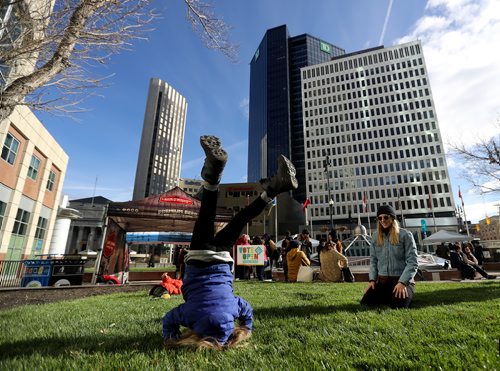 TREVOR HAGAN / WINNIPEG FREE PRESS
Macy Schroeder, 6, doing a head stand, watched by friend, Katie Daman, at Open Fest at Portage and Main, Saturday, October 20, 2018.