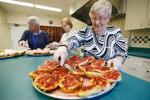 JOHN WOODS / WINNIPEG FREE PRESS
Jeanette Rose, right, with Enid Schwandt, Pauline Hrushka volunteers by serving lunch to West Broadway community members at Young United Church Sunday, October 21, 2018.