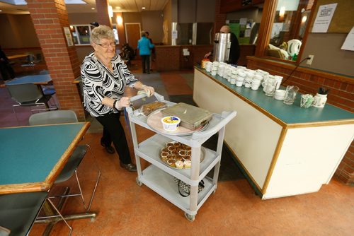 JOHN WOODS / WINNIPEG FREE PRESS
Jeanette Rose volunteers by serving lunch to West Broadway community members at Young United Church Sunday, October 21, 2018.