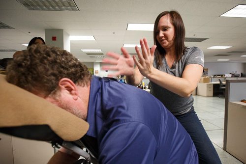MIKE DEAL / WINNIPEG FREE PRESS
Christy Cook from the Massage Therapy Assoc. of Manitoba gives columnist Doug Speirs a therapeutic massage in the newsroom to promote therapeutic massage week.
181022 - Monday, October 22, 2018.