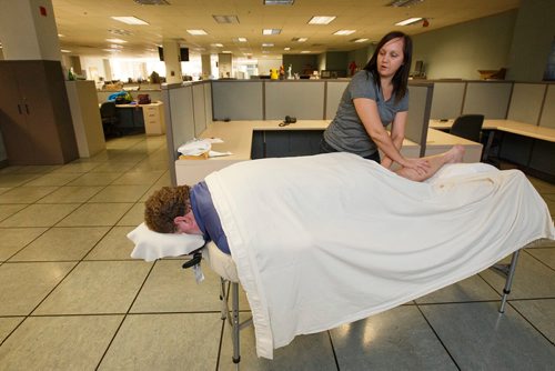 MIKE DEAL / WINNIPEG FREE PRESS
Christy Cook from the Massage Therapy Assoc. of Manitoba gives columnist Doug Speirs a therapeutic massage in the newsroom to promote therapeutic massage week.
181022 - Monday, October 22, 2018.