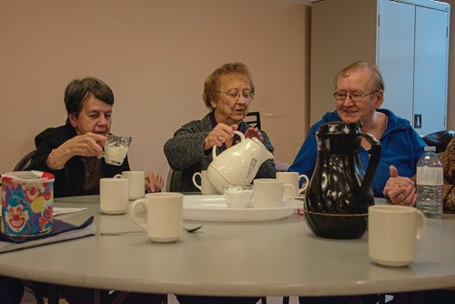 Canstar Community News Oct. 16 - Members of the St. James-Assiniboia 55-plus centre get together for coffee talk, one of the centre's socialization programs. (EVA WASNEY/CANSTAR COMMUNITY NEWS/METRO)