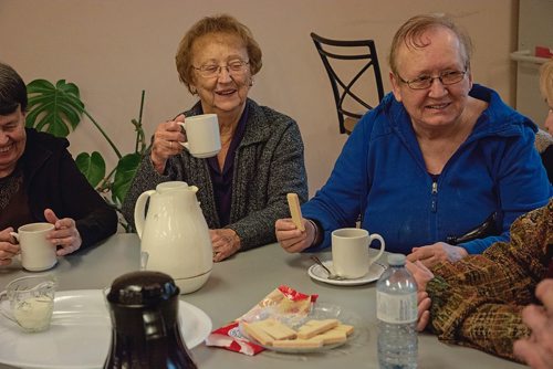 Canstar Community News Oct. 16 - Members of the St. James-Assiniboia 55-plus centre get together for coffee talk, one of the centre's socialization programs. (EVA WASNEY/CANSTAR COMMUNITY NEWS/METRO)