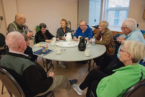 Canstar Community News Oct. 16 - Members of the St. James-Assiniboia 55-plus centre get together for coffee talk, one of the centre's socialization programs. (EVA WASNEY/CANSTAR COMMUNITY NEWS/METRO)