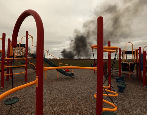 RUTH BONNEVILLE / WINNIPEG FREE PRESS

A fire at a asphalt plant near Gunn Rd. billows black smoke over area and into Transcona neighbourhood Monday.  Photo taken looking north from play structure at Oxford Heights Community Club in Transcona.   

See Ryan Thorpe story. 




October 22, 2018