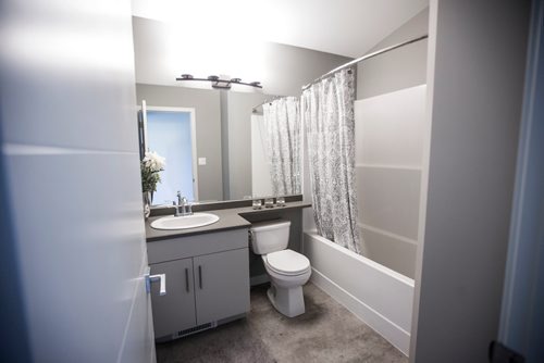 MIKAELA MACKENZIE / WINNIPEG FREE PRESS
The main bathroom at 9 Prairie Grass Lane in Oak Bluff West in Winnipeg on Monday, Oct. 22, 2018. 
Winnipeg Free Press 2018.