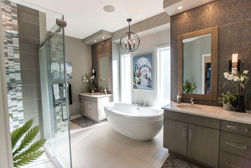 MIKAELA MACKENZIE / WINNIPEG FREE PRESS
The en suite bathroom at 9 Prairie Grass Lane in Oak Bluff West in Winnipeg on Monday, Oct. 22, 2018. 
Winnipeg Free Press 2018.