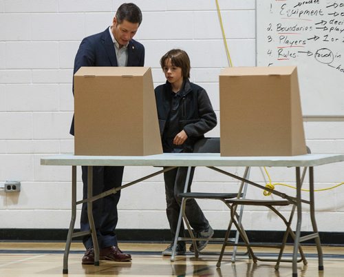 MIKE DEAL / WINNIPEG FREE PRESS
Brian and Tracy Bowman bring their kids Hayden (black jacket), 10, and Austin (grey jacket), 8, to the voting booth at École Charleswood School Wednesday morning to vote in the civic election.
181024 - Wednesday, October 24, 2018.