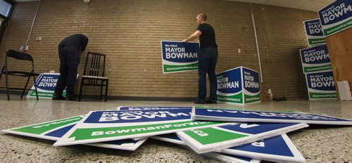 MIKE DEAL / WINNIPEG FREE PRESS
Jonathan Hildebrand a campaign volunteer, tears down the office for Brian Bowman's mayoral campaign the morning after the election.
181025 - Thursday, October 25, 2018.