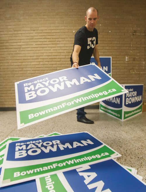 MIKE DEAL / WINNIPEG FREE PRESS
Jonathan Hildebrand a campaign volunteer, tears down the office for Brian Bowman's mayoral campaign the morning after the election.
181025 - Thursday, October 25, 2018.