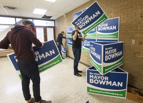 MIKE DEAL / WINNIPEG FREE PRESS
Campaign volunteers tear down the campaign office for Brian Bowman the morning after the election.
181025 - Thursday, October 25, 2018.